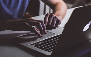 高二学生早恋与父母离异的内心挣扎：如何平衡情感与家庭？